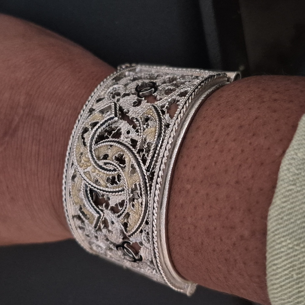 ***SOLD***SOLD*** Chanel 2010 Fall cuff. - Picture 5 of 6